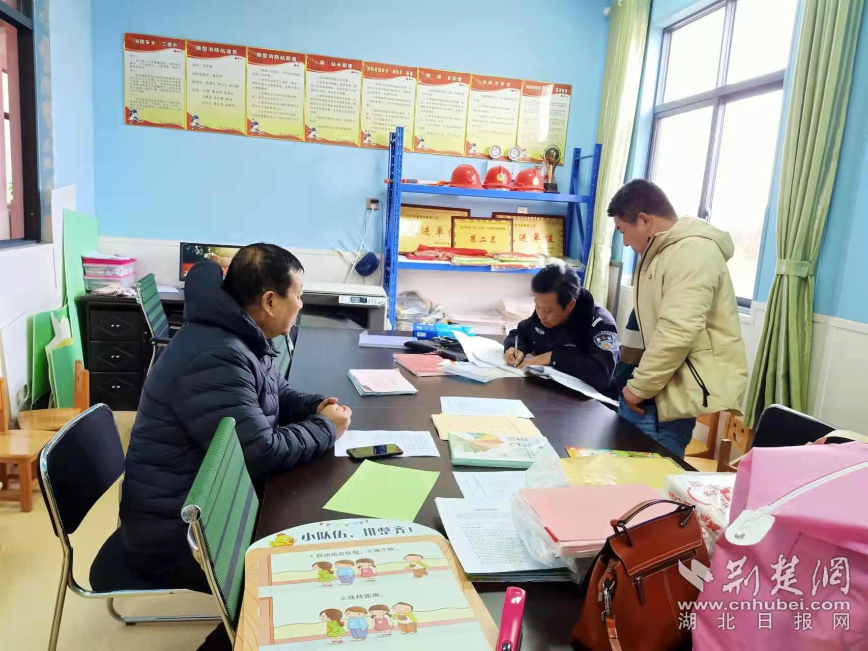 民警深入校園與教職員工座談，深入排查化解各類矛盾糾紛。.png.png