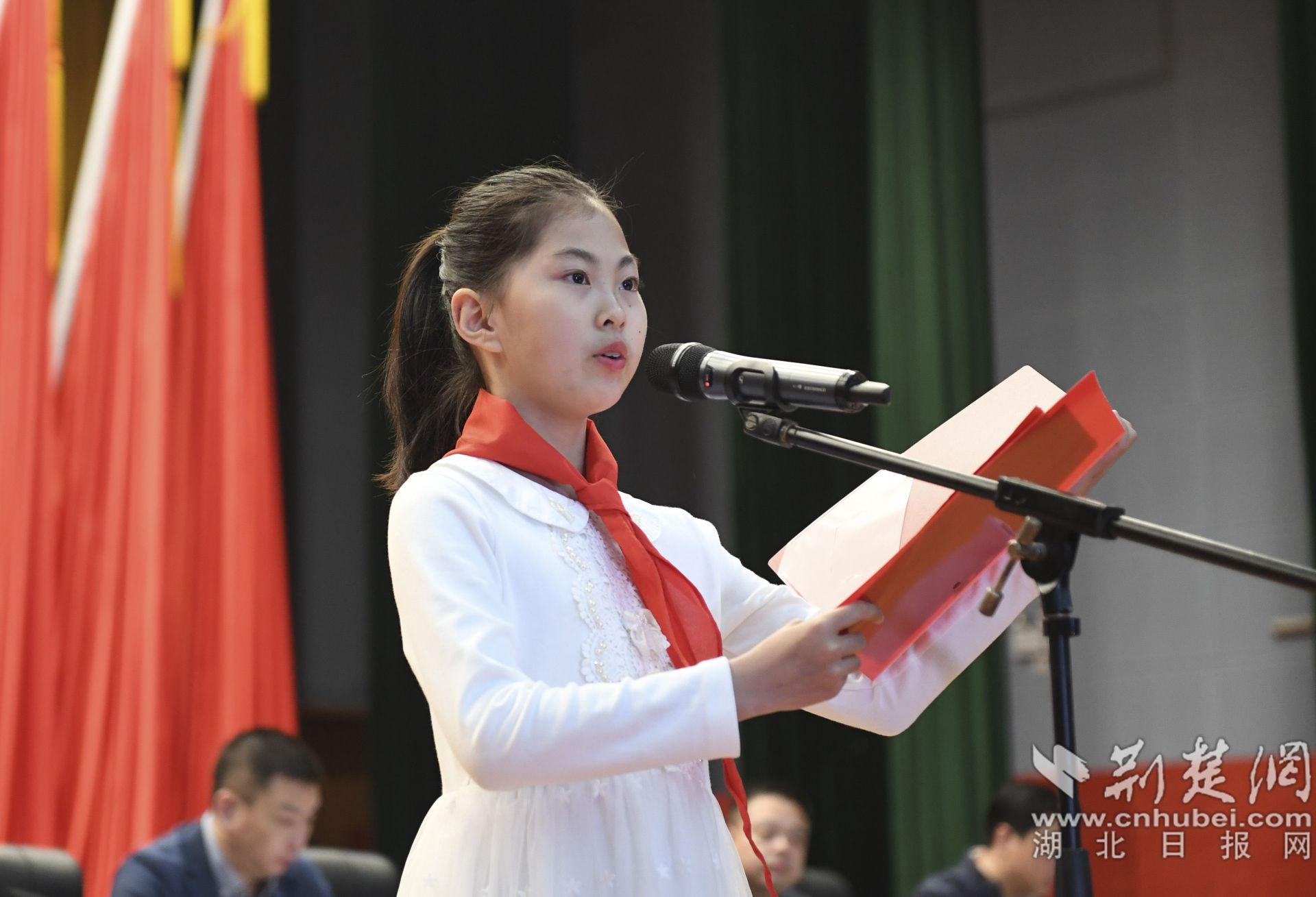 宣讀《全國文明城市創(chuàng)建倡議書》。.jpg.jpg