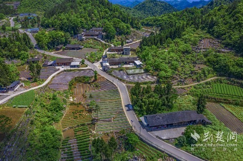 宣恩縣椒園集鎮(zhèn)至鑼圈巖段公路，全長8公里，途經(jīng)椒園村、涼風(fēng)村、鑼圈巖村，該公路建成既有效帶動沿線煙葉等產(chǎn)業(yè)發(fā)展，又是曜天眼景區(qū)的