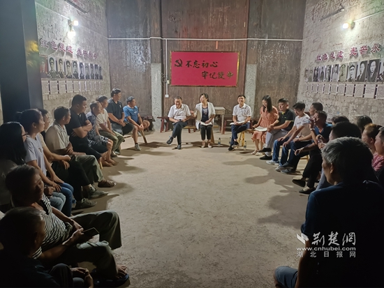 崇陽(yáng)縣金塘鎮(zhèn)黨員干部在金塘村盧家大屋村灣開(kāi)展灣子夜話(huà),和群眾共商環(huán)境治理等事宜。.jpg
