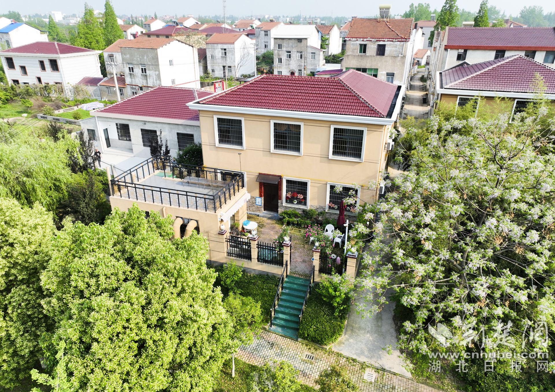 西王村村民王偉因地制宜，把房前屋后改造成別致小院，還開起了農(nóng)家樂。1.jpg.jpg