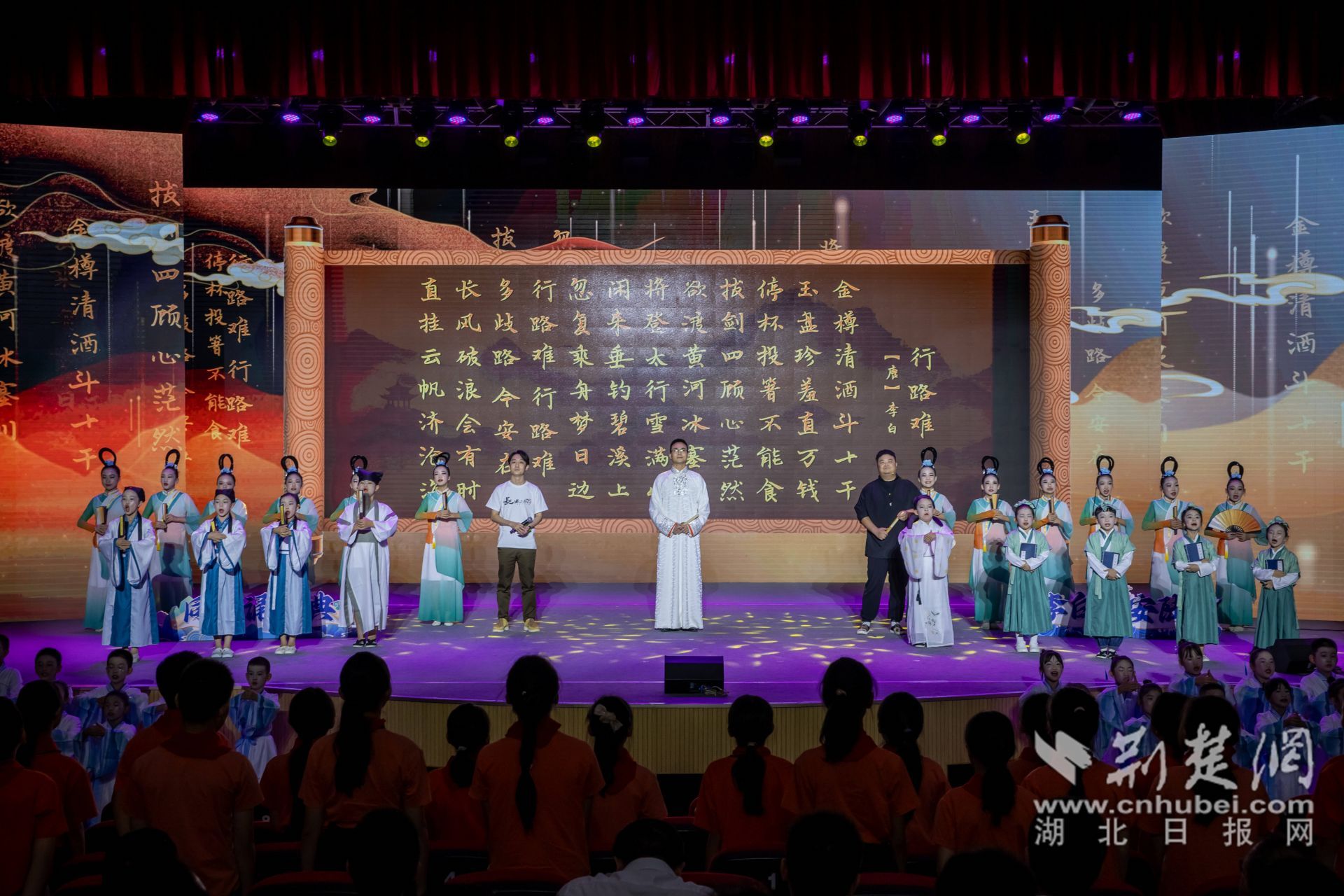 活動(dòng)最后凌振赫、沈嘉柯、余維剛與學(xué)生們一齊誦讀行路難_副本.jpg.jpg