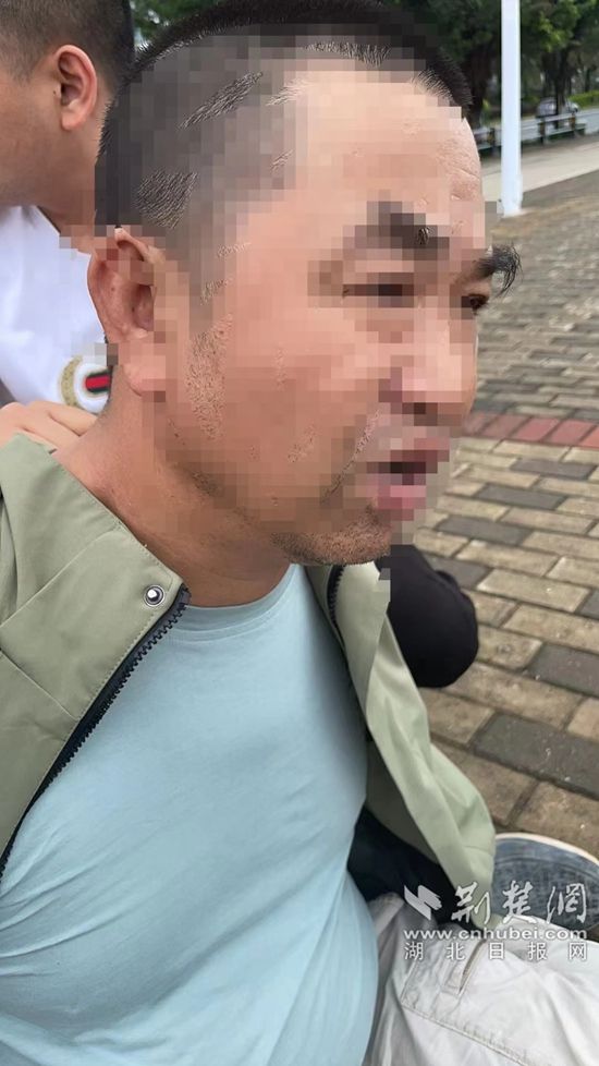 郭某正在海堤邊抽煙，民警將其控制.jpg.jpg