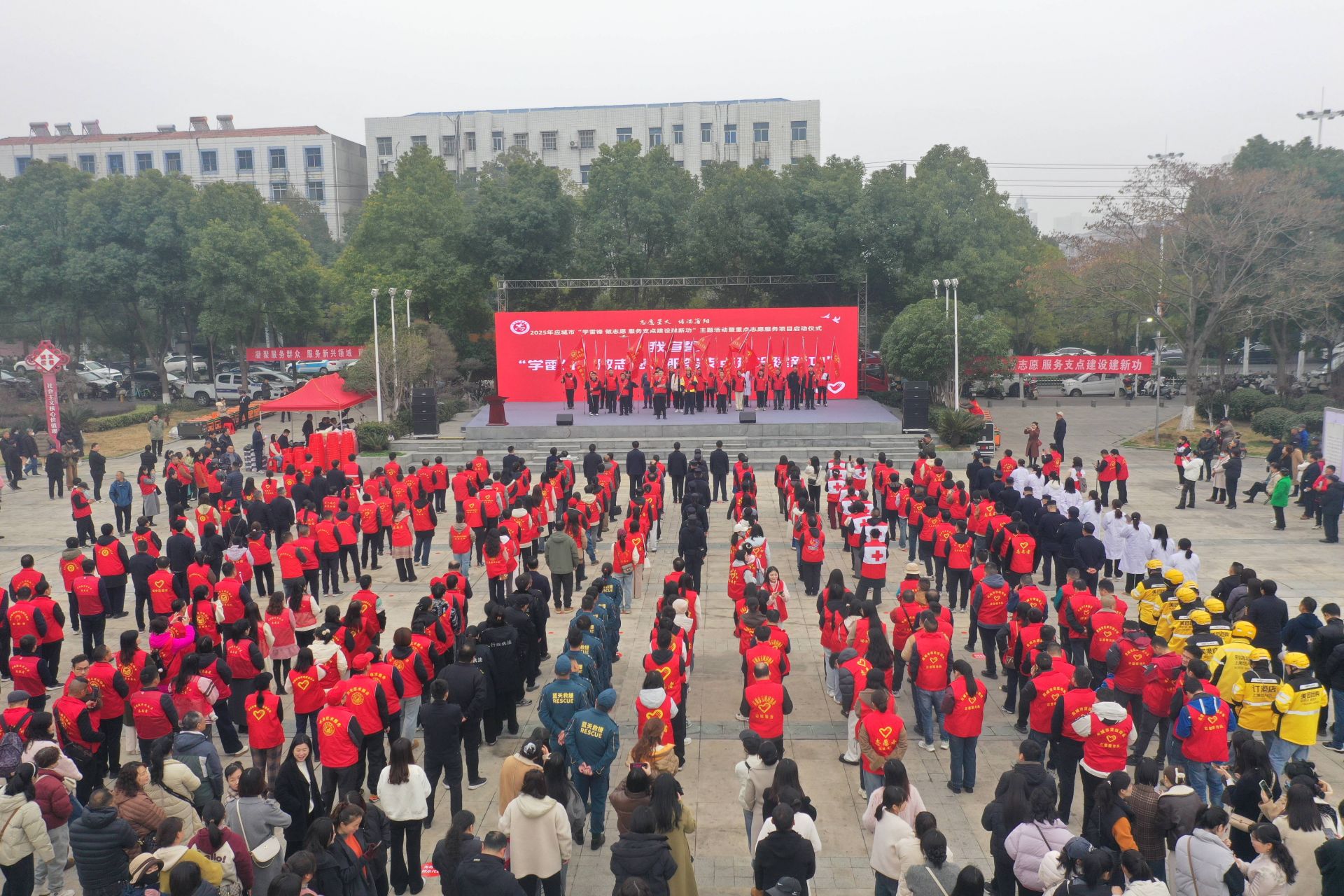 活動現(xiàn)場，還舉行了新就業(yè)志愿服務(wù)隊(duì)授旗儀式  孫縉攝.jpg.jpg