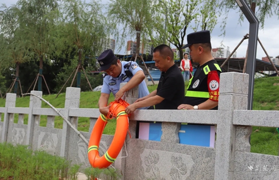 雙鶴派出所民輔警在轄區(qū)重點(diǎn)水域排查隱患，裝配救生工具.jpg
